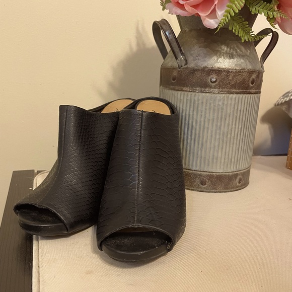 American Eagle size US 7 1/2. Open toed high heel. - Picture 2 of 3